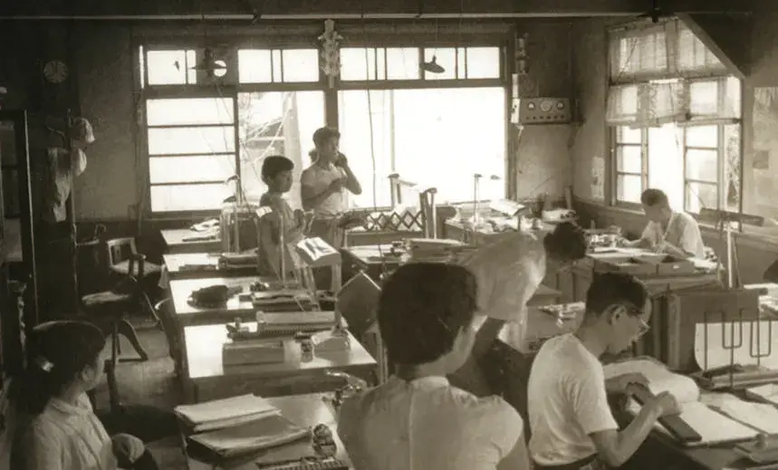 1950年代 和気藹々と仕事に取り組んでた徳庵工場事務所